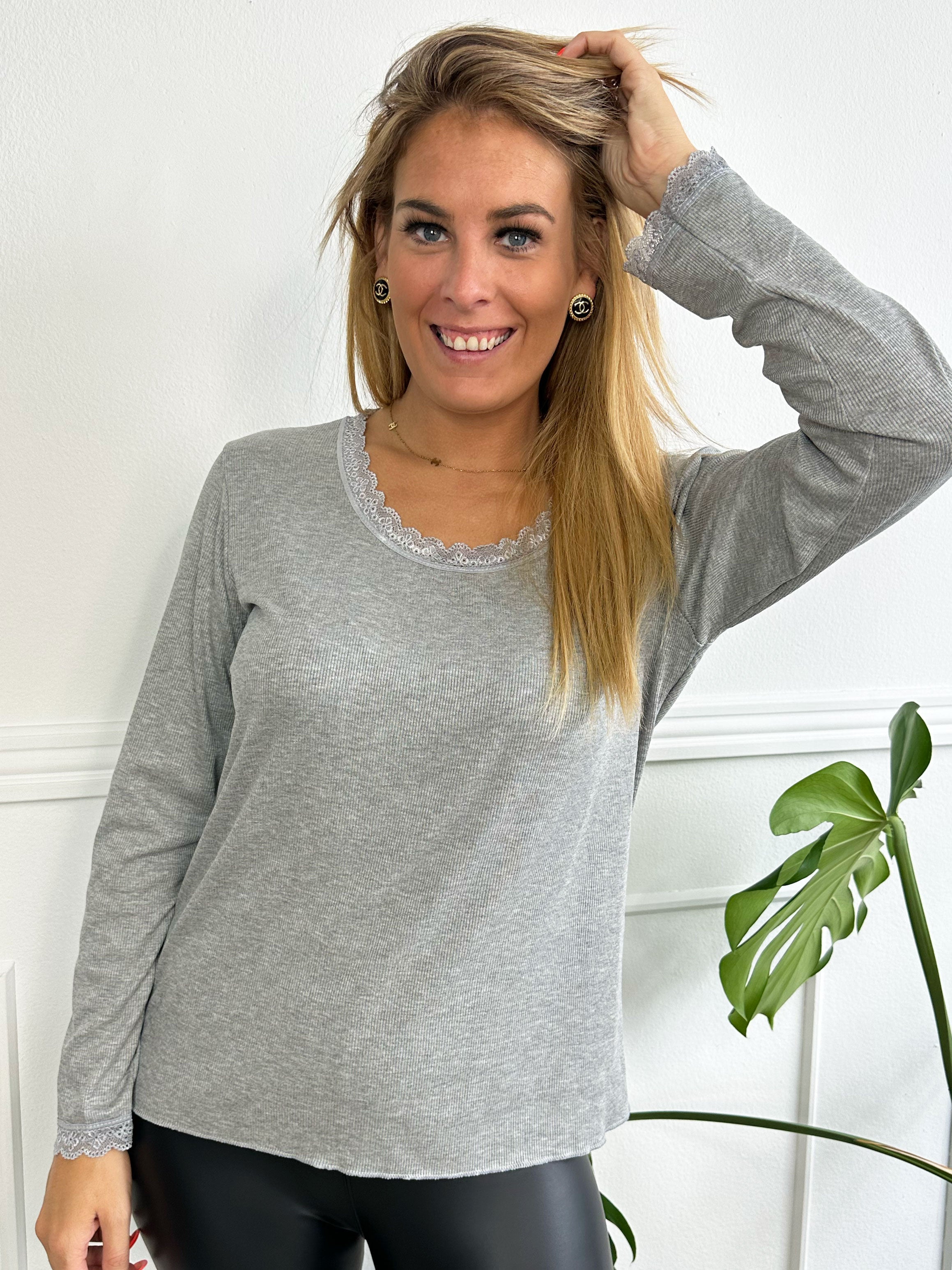 Ibina Long Sleeve - Söt blus med veck och spetskant